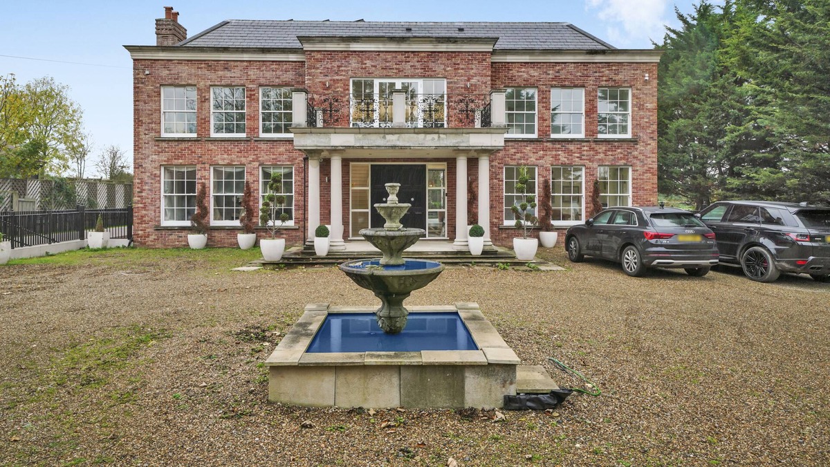 Romford Villa | 7bed Mansion With Cinema And Indoor Pool