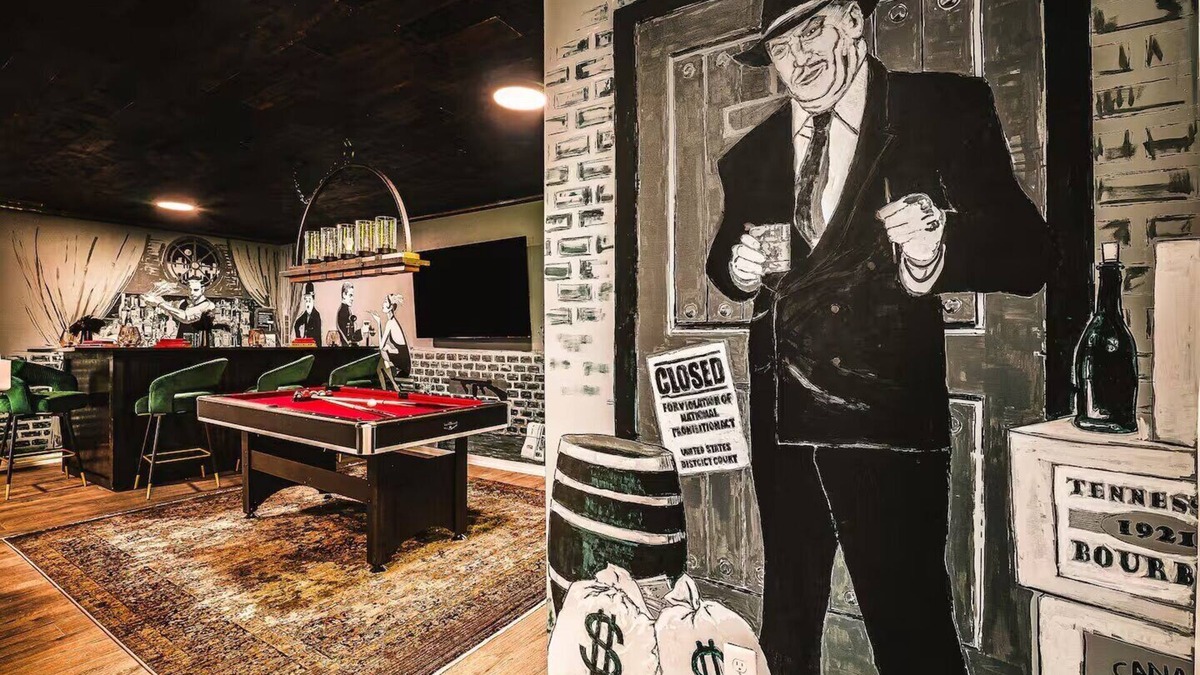 McGaheysville House | 7BR Mega Mountain Lodge! Golf Simulator, Speakeasy
