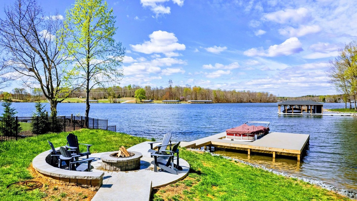 Mineral House | 7BR Private Cove Lakefront Lake Anna Beach & Dock