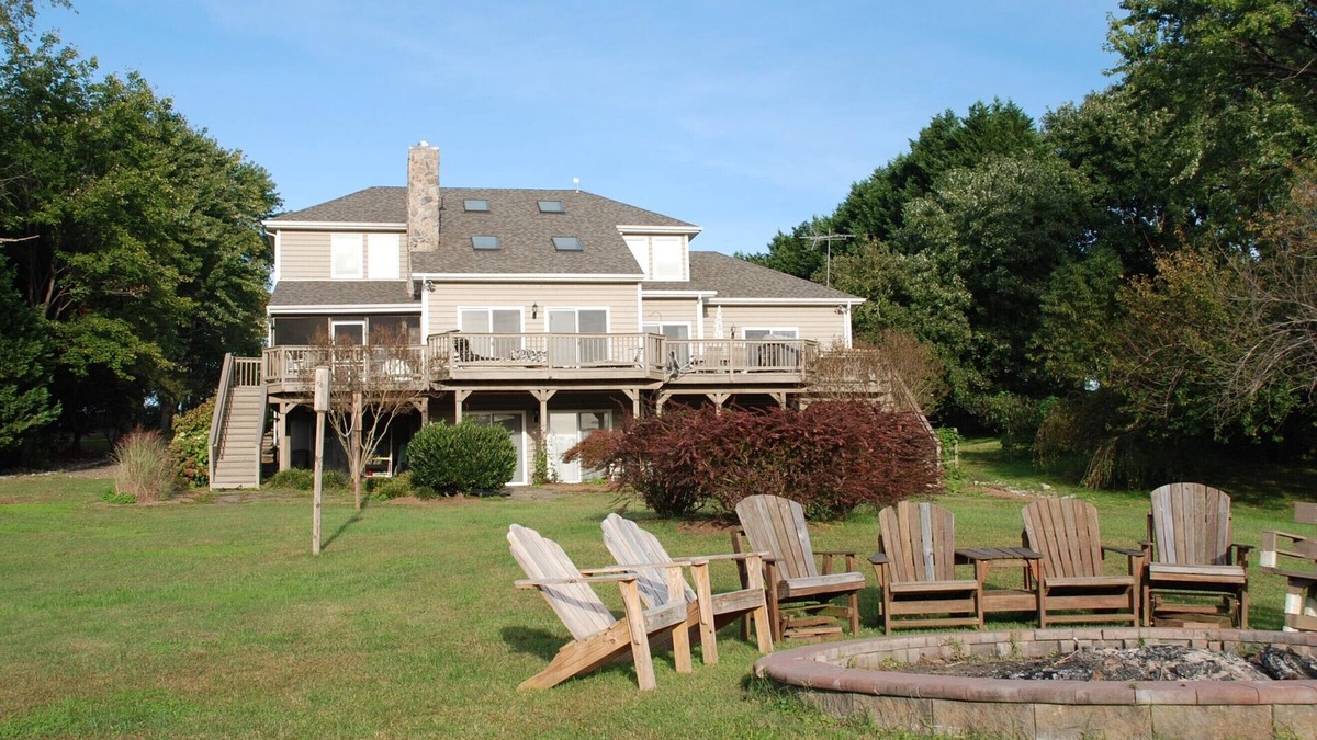 Livingston House | 7BR wf,hot tub,beach,kayaks,public side,pets, August special-book 2; get 1 free