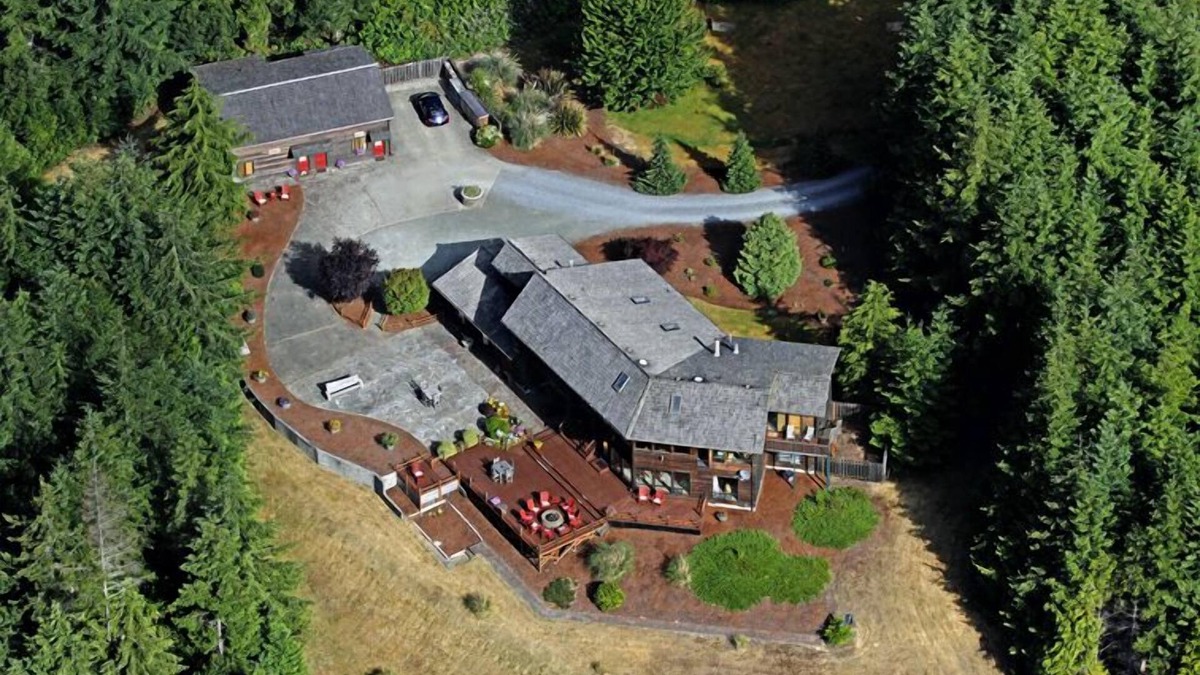 Bandon House | 7k sq Ft. on 15 acres. Putting greens & sand trap for golfers & families .