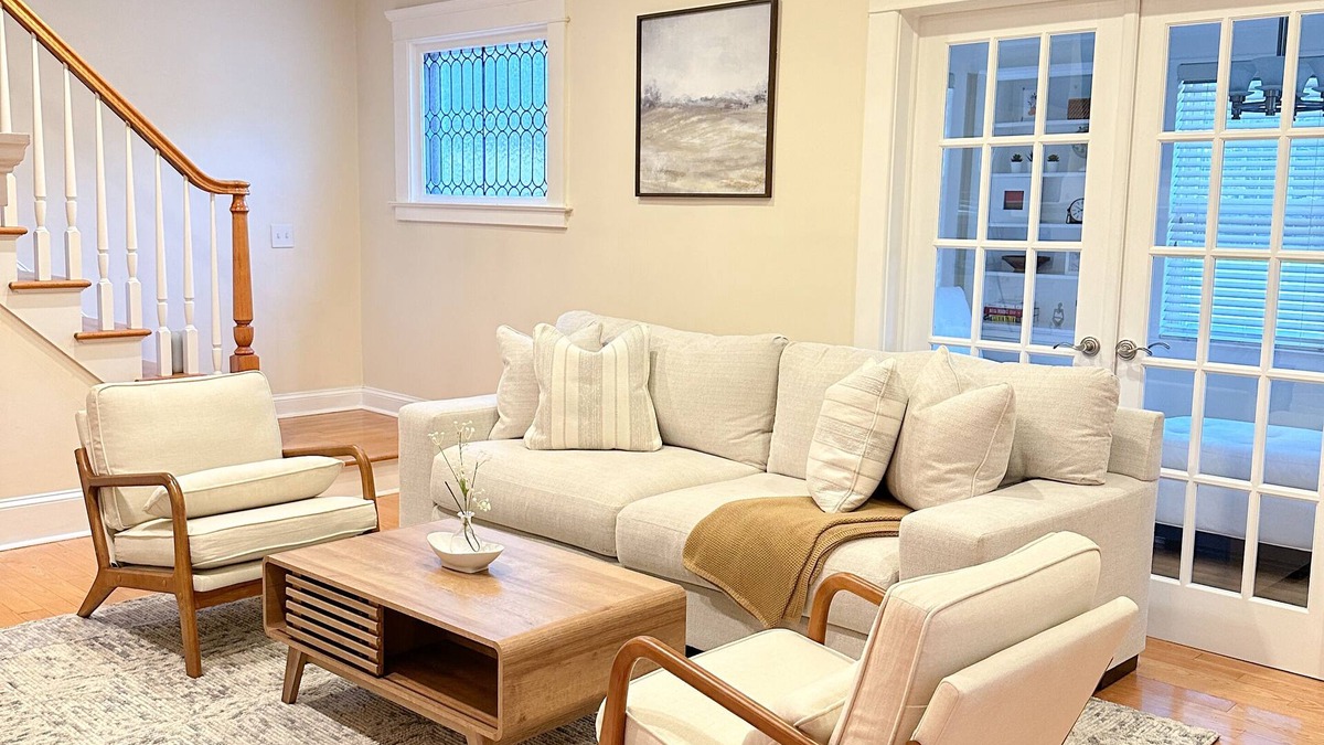 West New Haven House | 7Mins to Yale I ENTIRE HOUSE I Large fenced yard I King bed I 3BR I Group Gather