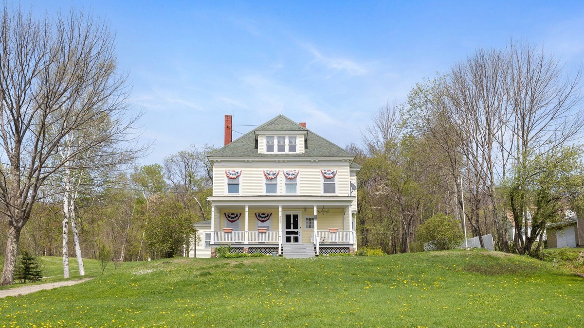 Jefferson House | 7PH Sunny Farmhouse Retreat, AC, Game Room, Dog Friendly