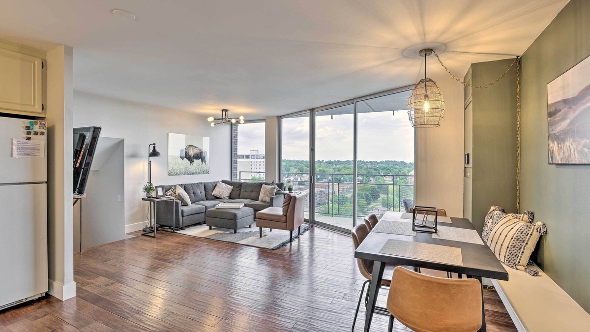 Downtown Omaha Condo | 7th-Floor Omaha Condo w/Balcony & Park Views
