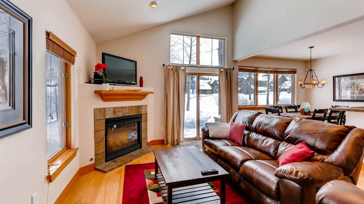 The Highlands House | 7th Nt FREE! Cosy Home w/Fireplace. Pvt Deck/Hot Tub/BBQ. Garage. Free Shuttle