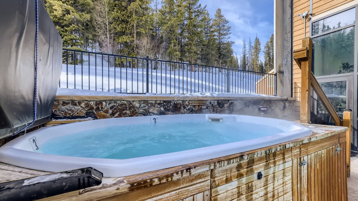 Breckenridge Condo | 7th Nt FREE! Huge Condo! BBQ/Pool/Hot Tubs. Alpine Views. Close to Town/Shuttle