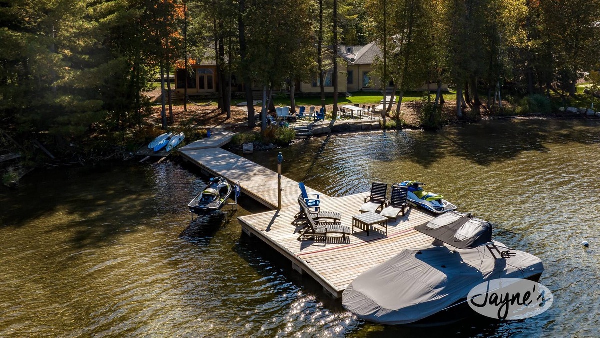 Port Carling Cottage | 8 bed 7 bath renovated cottage on South Lake Joseph! Shallow, sandy walk in!