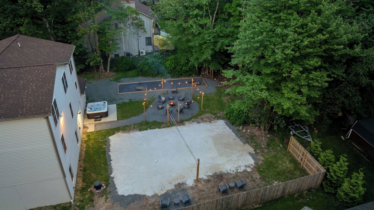Lake Harmony House | 8 BEDROOM 5K Sq Ft Can Sleep 30, Minutes to Slopes and Lake, W/VOLLEYBALL COURT