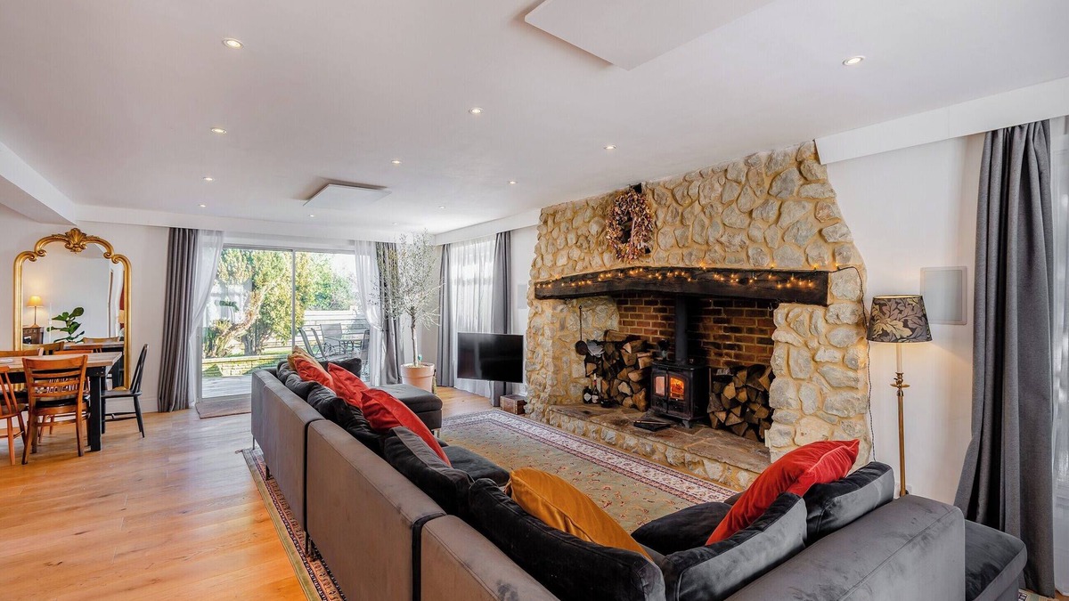Eccles Cottage | 8 bedroom accommodation in Bluebell Hill, near Chatham