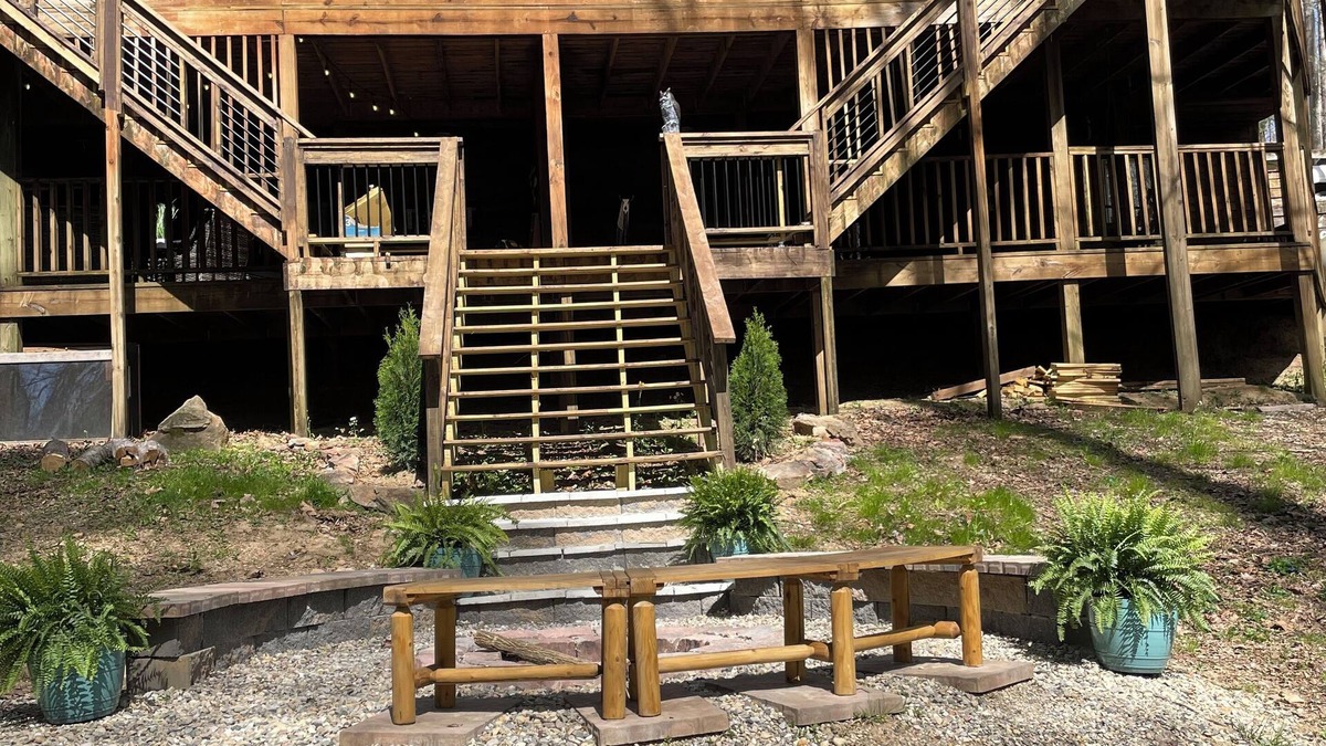 Stanton Cabin | 8 bedroom cabin in the woods! Big enough for the whole family.