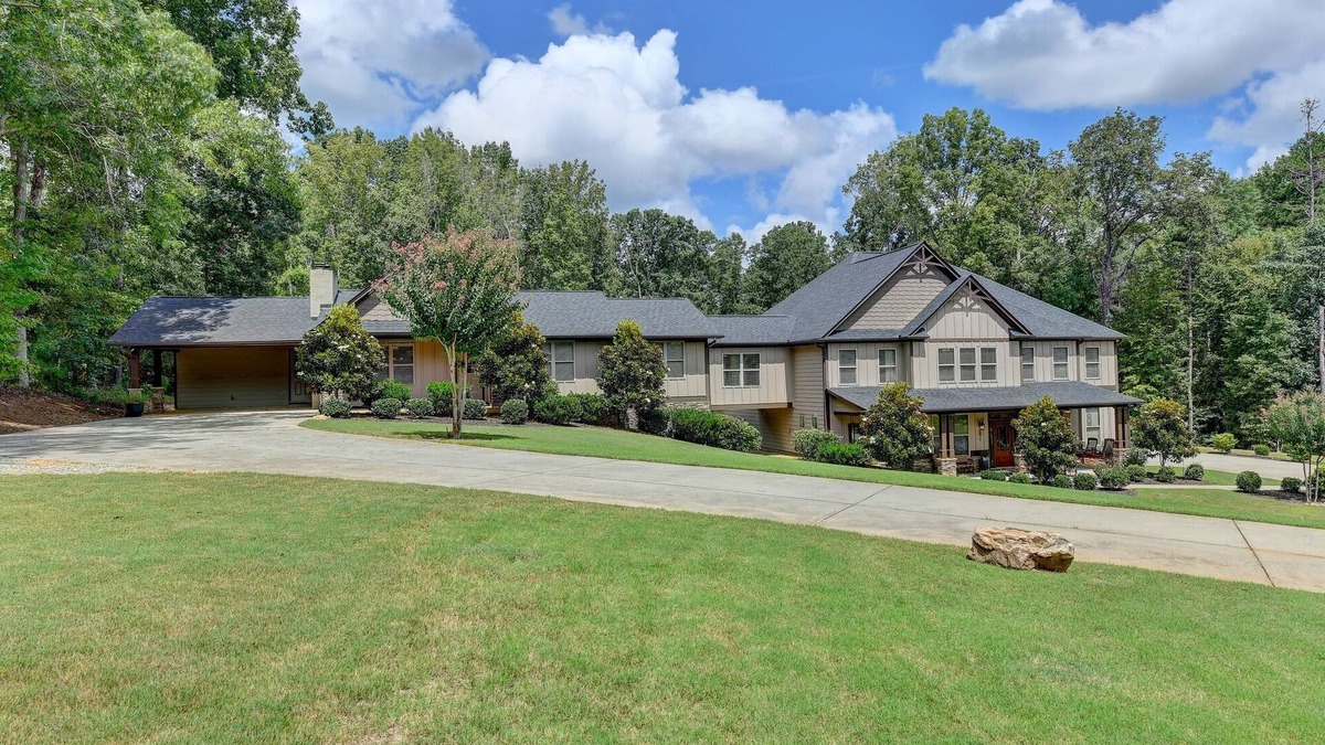 Suwanee House | 8-bedroom Luxury Home, 4.8 Acre w/Pool, Minutes to Suwanee downtown and Lake