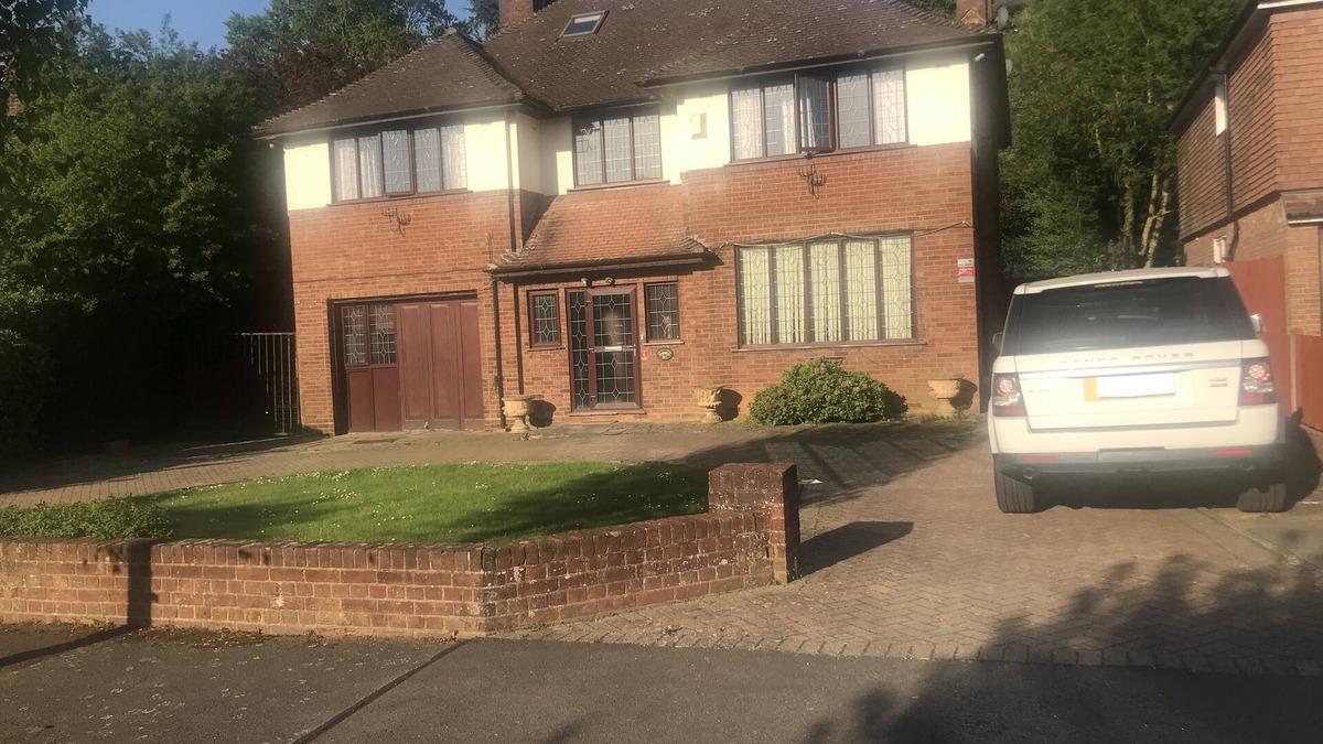 Luton House | 8 Bedroom mansion.Private Gated FreeSauna hottub sleep 15-23 . Free Park 12 cars