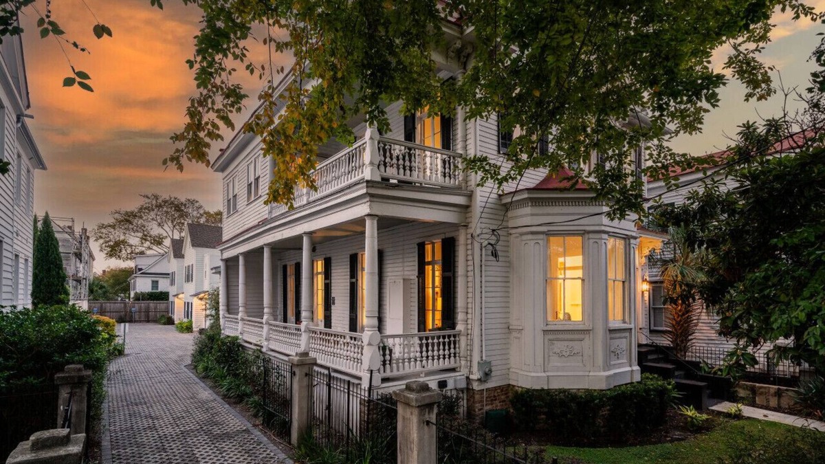 Cannonborough Elliotborough House | 8 Bedroom Retreat in the Heart of Downtown Charleston