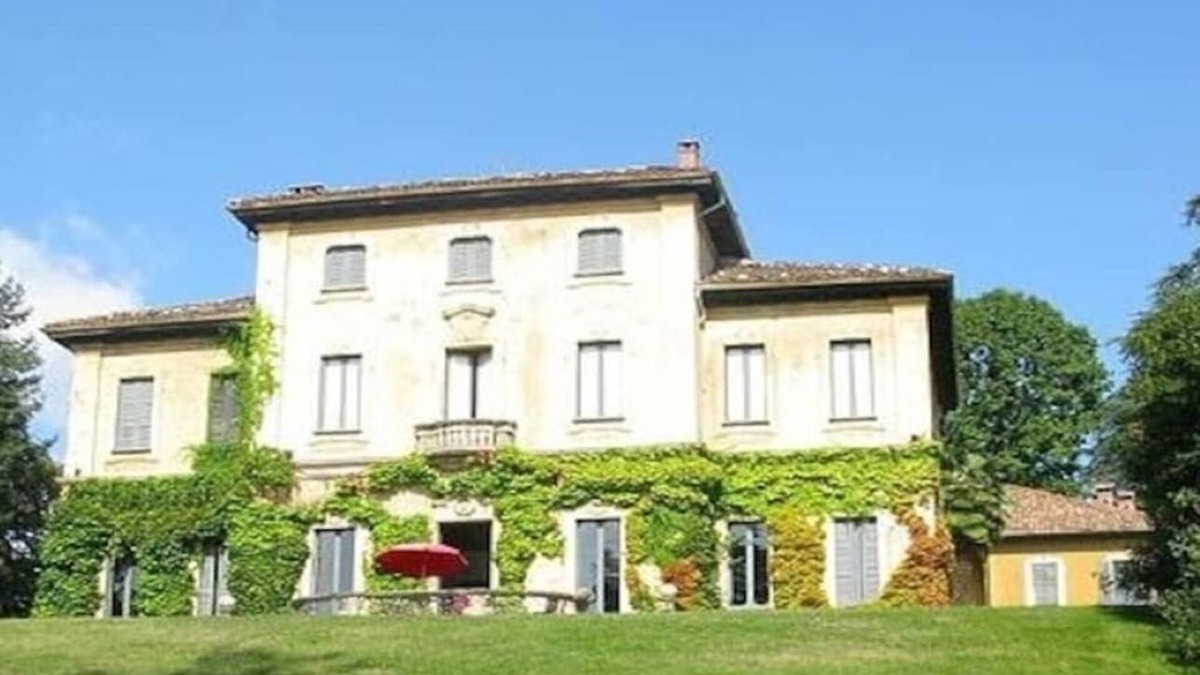 Morosolo Villa | 8 Bedroom Villa in Varese