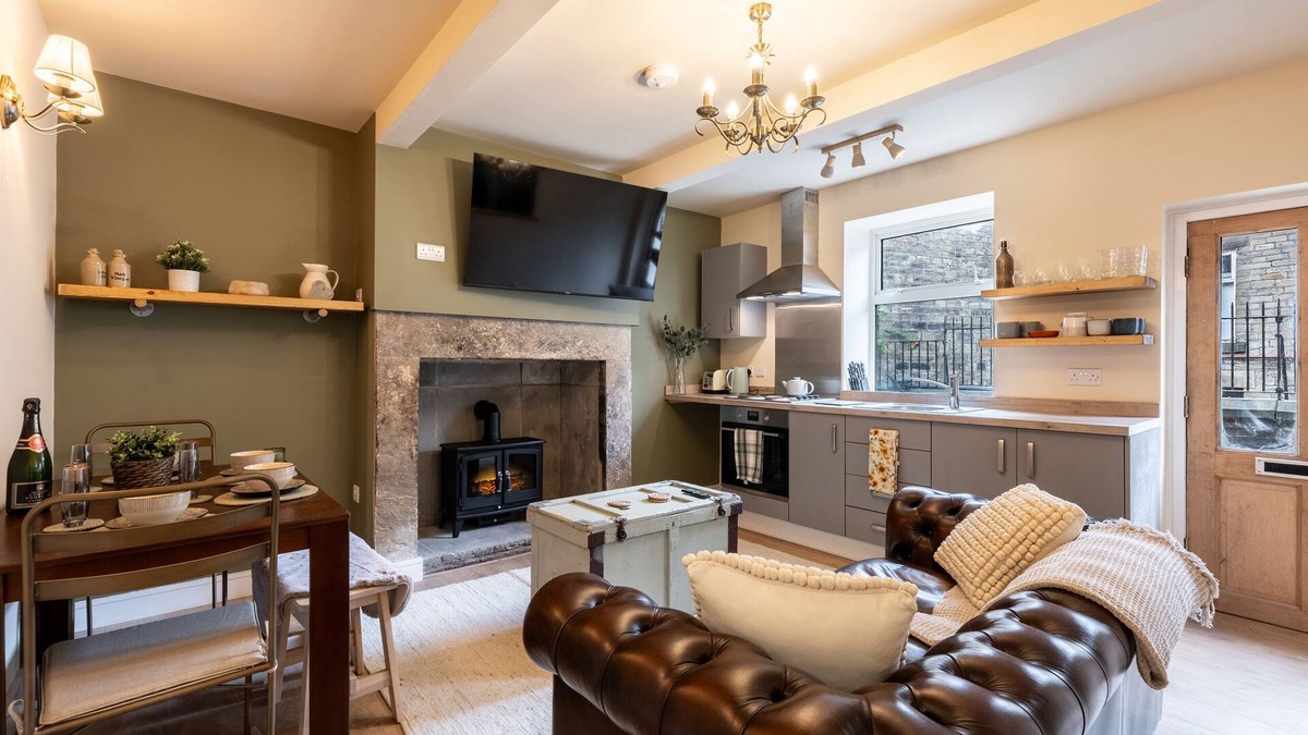 Padfield Cottage | 8 BOOTH COURT, pet friendly, character holiday cottage in Glossop