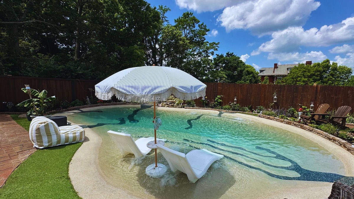 Avondale Apartment | 8 Cats Cincinnati Poolside Oasis Apartment-Walk to Zoo