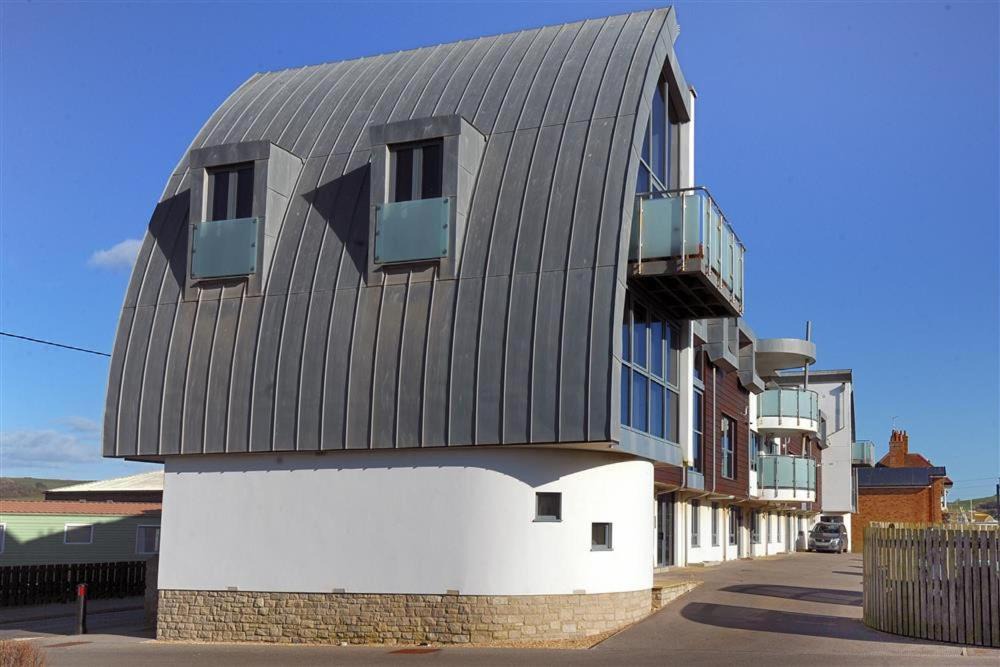 West Bay Apartment | 8 Driftwood