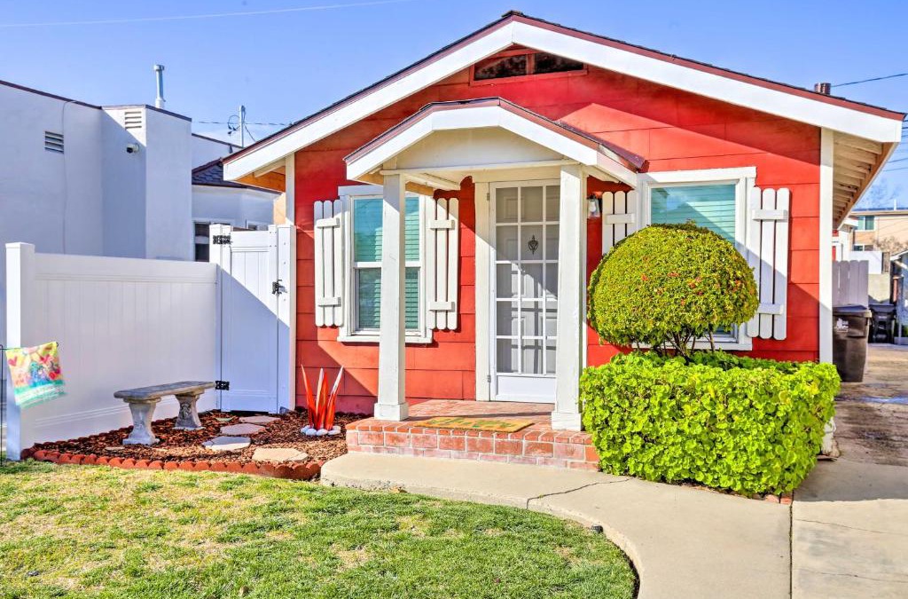 North Long Beach House | 8 Mi to Aquarium Long Beach Bungalow with Patio!