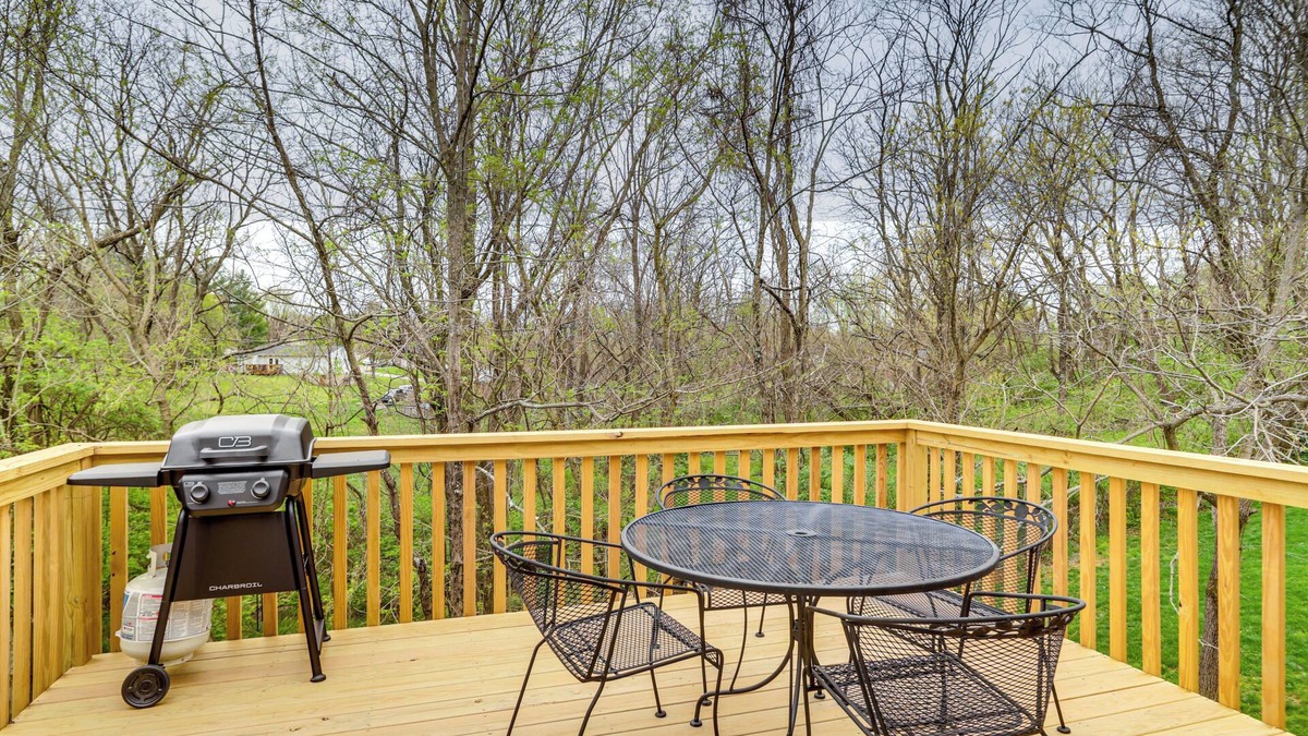 Dry Ridge House | 8 Mi to Ark Encounter: Family Home w/Deck & Grill