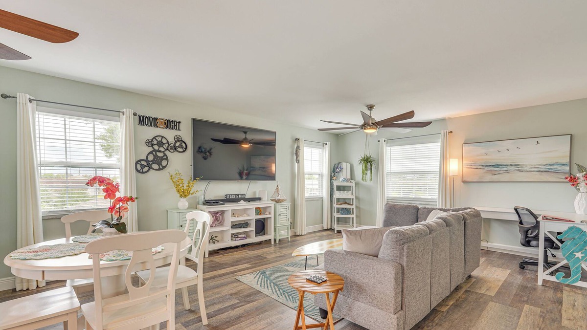 Panama City Apartment | 8 Mi to Beaches: Getaway w/Pool in Panama City!