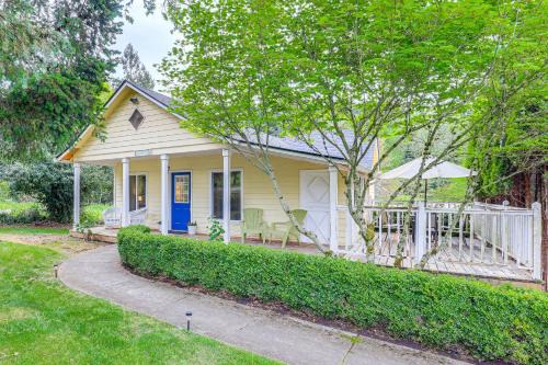 Carver House | 8 Mi to Columbia River Gorge Cottage with Deck!