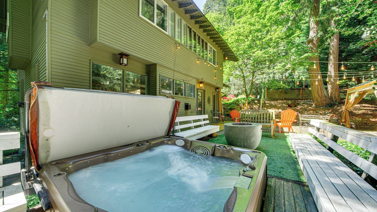 Mercer Island Apartment | 8 Mi to Dtwn Seattle: Pet-Friendly Apt w/Hot Tub