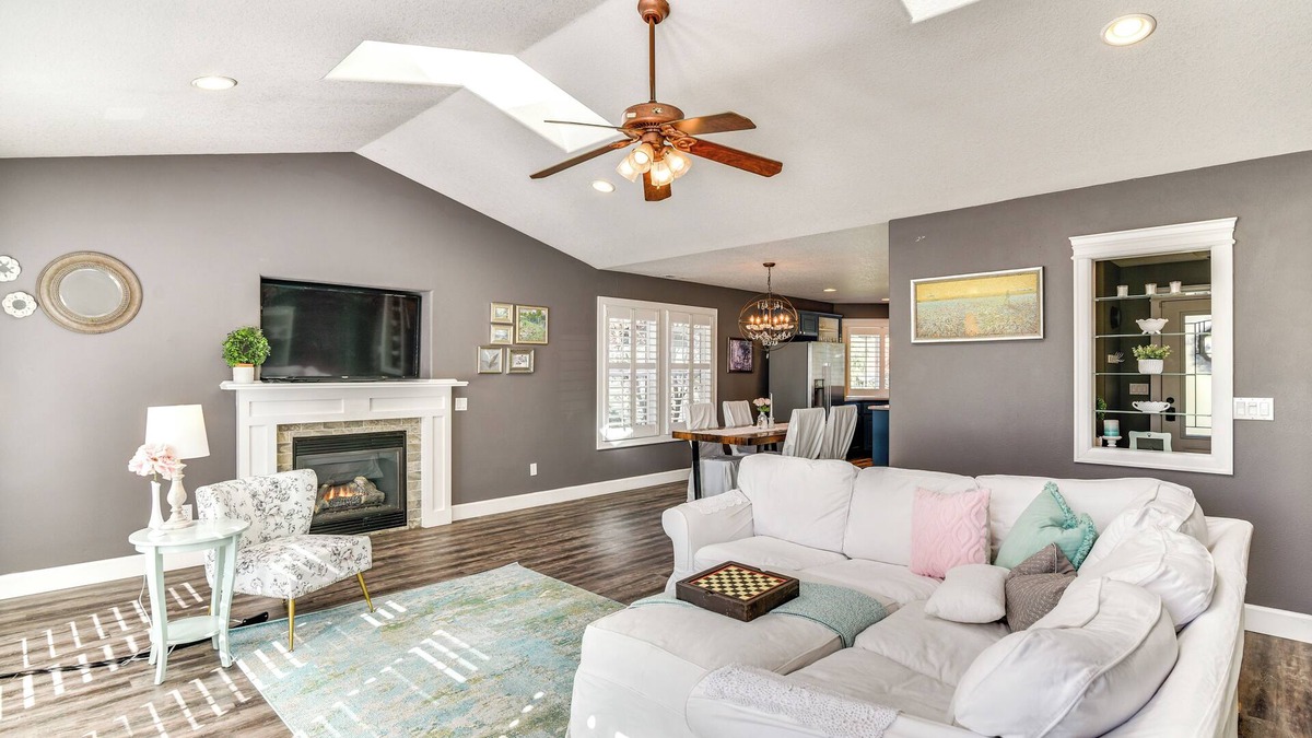 Pleasant Valley House | 8 Mi to Dtwn Vancouver: PNW Getaway!