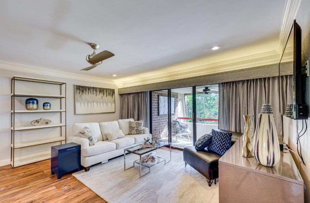 Palm Harbor Apartment | 8 Mi to Honeymoon Island Golf Getaway with Balcony!