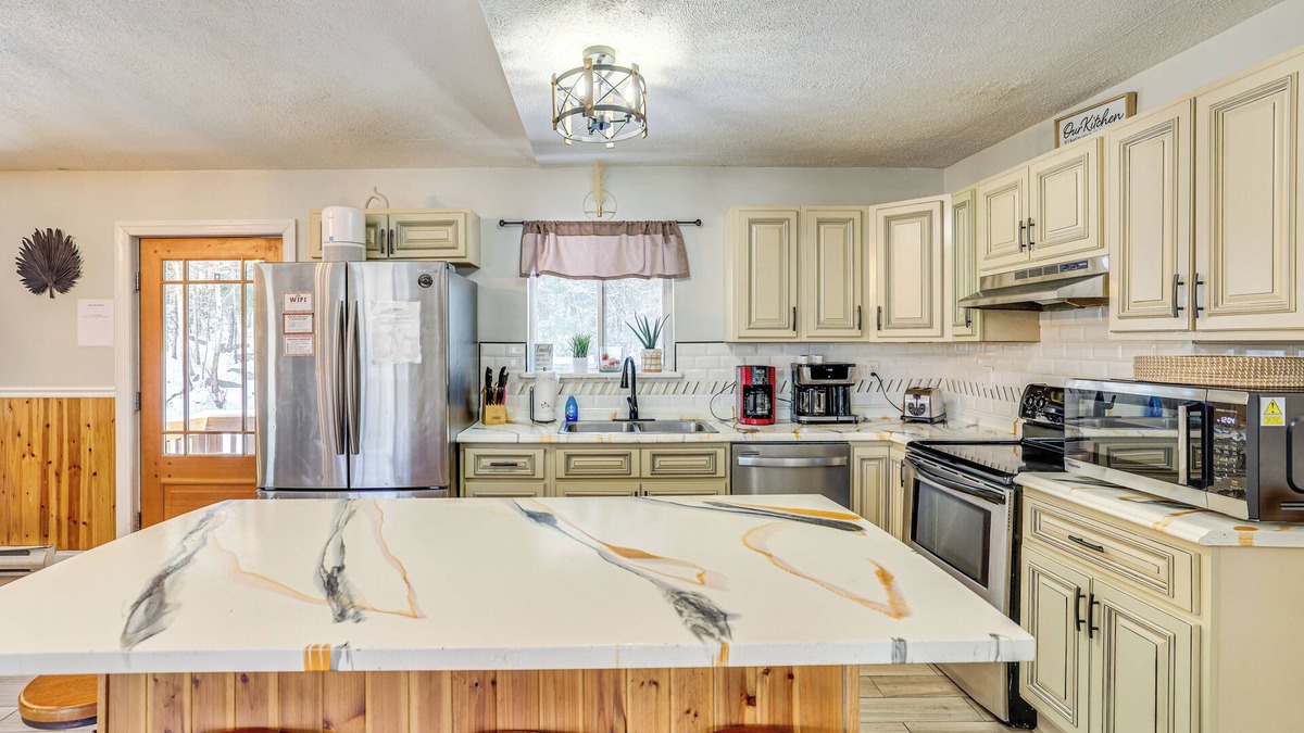 White Mills Cottage | 8 Mi to Lake Wallenpapack: Gem w/Deck & Game Room