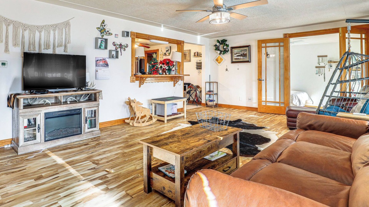 Scottsbluff House | 8 Mi to Scotts Bluff Nat'l Monument: Family Home
