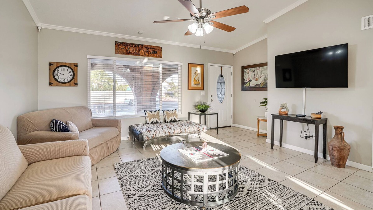 Phoenix House | 8 Mi to State Farm Stadium: Glendale Home w/Grill