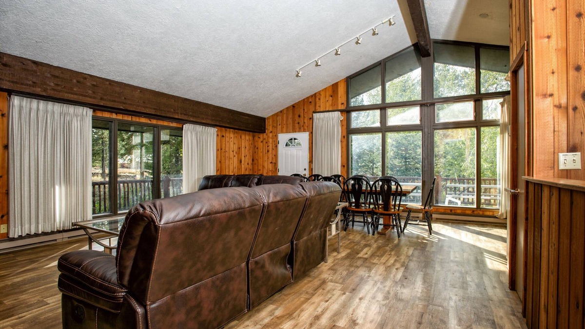 Lazy Acres House | 8 miles from Yellowstone! Fireplace, 2 decks, gas grill, Starlink & Smart TV