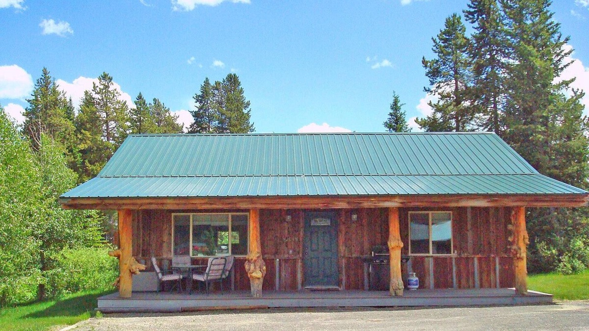 Lazy Acres Cabin | 8 miles from Yellowstone! Large Covered Porch, Gas BBQ, Smart TV, Next To Creek