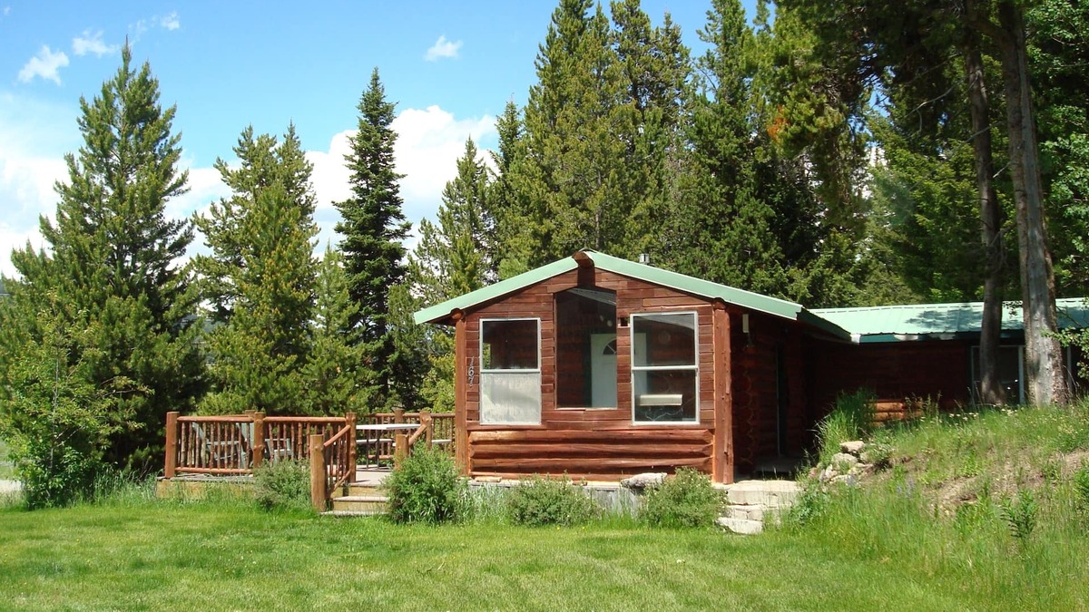 Lazy Acres Cabin | 8 miles from Yellowstone! Perfect For Romantic Getaways & Families! Smart TV!