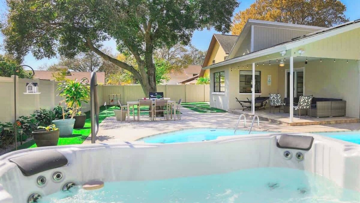 Largo House | 8 min Beach, Hot Tub, Pool & Games @ Snook Haven