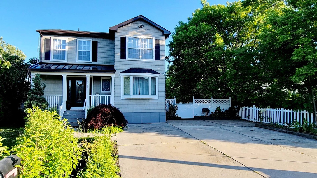 Long Branch House | 8 min Walk to Beach, HUGE and NEW,Family Friendly, Free Beach Passes