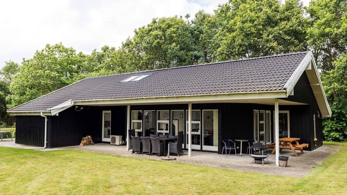 Jegum House | 8 person holiday home in Oksbøl