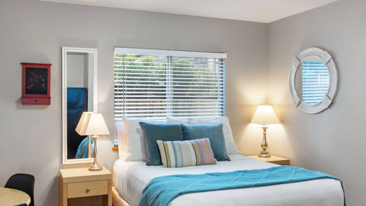 Downtown Cannon Beach Cottage | 8 Pirates Cove: Beachside Escape | Walk to Beach | Dog-Friendly