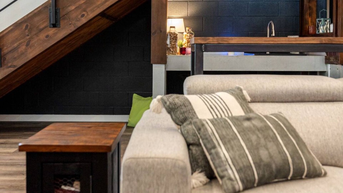 Dennis House | 8 Private Bungalow Suites PLUS the Deluxe Main Barndo in Granbury, TX! Sleeps 36