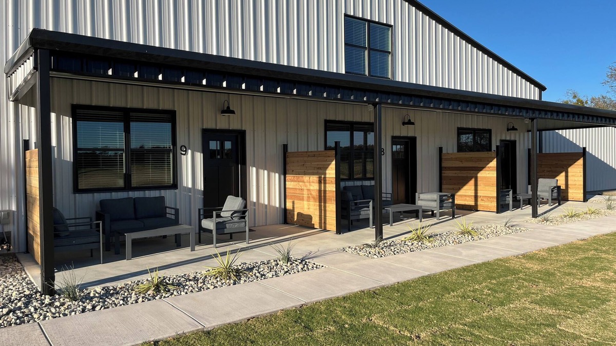 Dennis House | 8 Private Bungalow Suites @ Barndo Bungalows in Granbury, TX! Sleeps 26