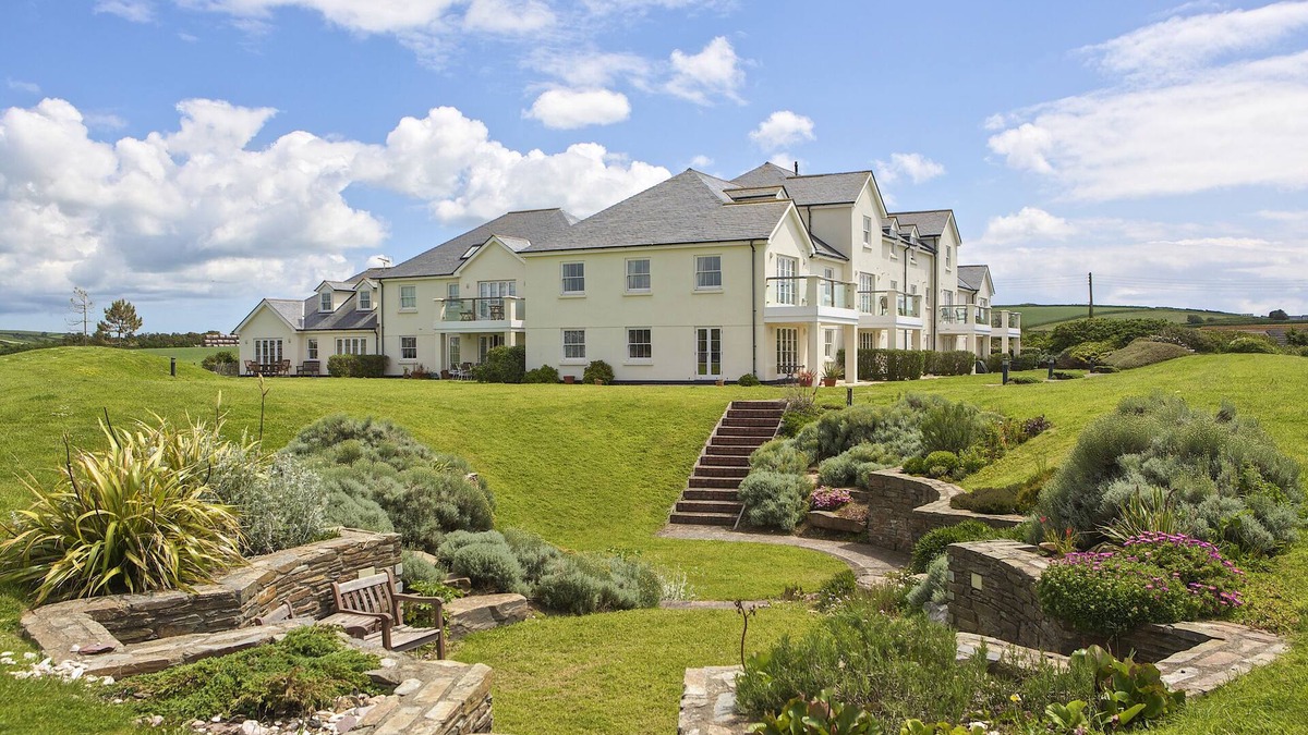 Thurlestone Cottage | 8 THURLESTONE BEACH, pet friendly, with a garden in Thurlestone