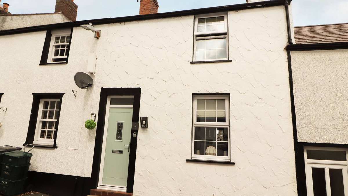 Conwy Cottage | 8 WATKIN STREET, character holiday cottage, with a garden in Conwy