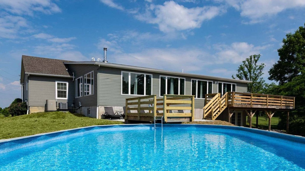 Rutland House | 80 Acre Retreat with Pool—Minutes to Ark—Sleeps 15