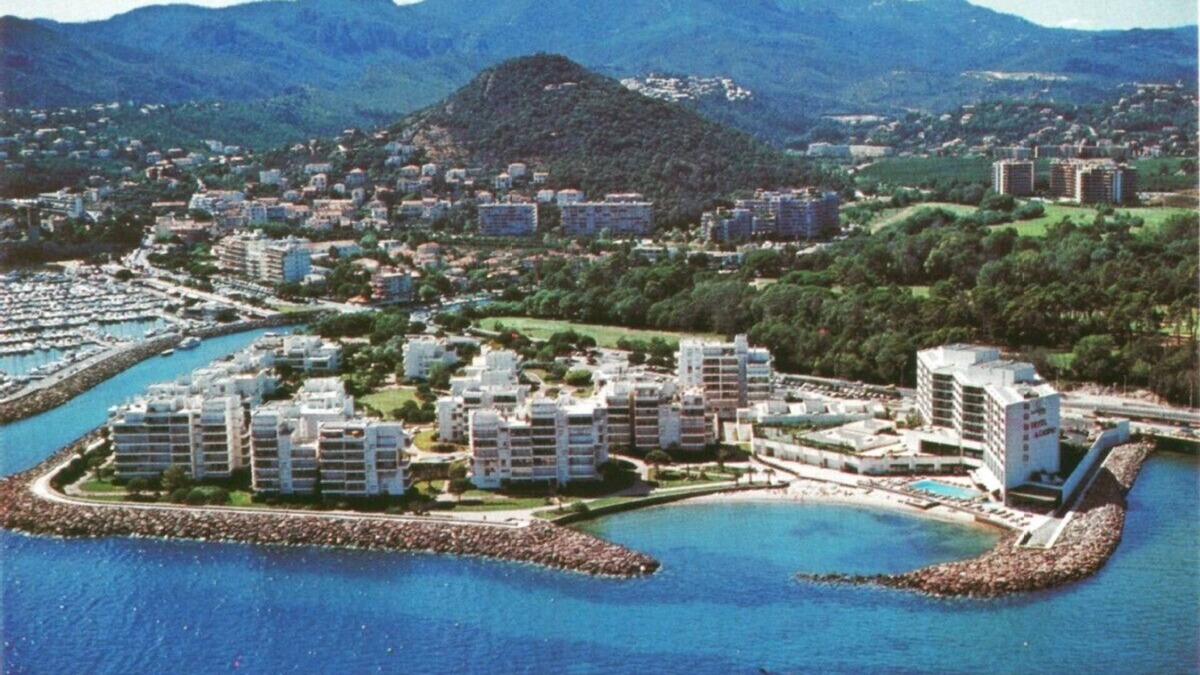 Mandelieu-la-Napoule Beach Apartment | 80 m², 2 BEDROOM - INCREDIBLE FRONT SEA VIEW - 1min Pool, Beach, Tennis…