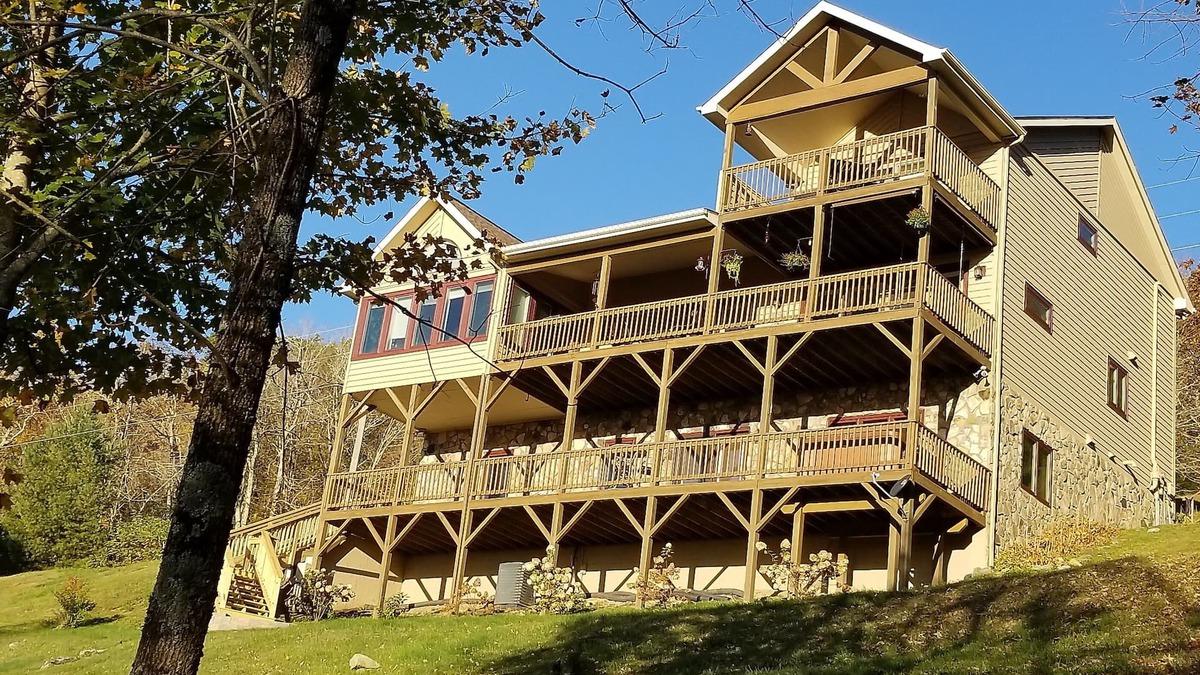Blowing Rock House | 80 mile view, 4100 ft elevation, pool table, hot tub, fire pit, large rooms