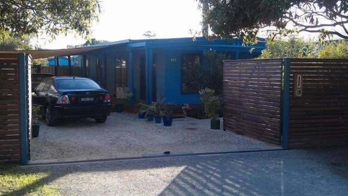 Portarlington House | 800 mtres from Dog friendly beach! 12 minute flat walk to beach. 1 minute by car