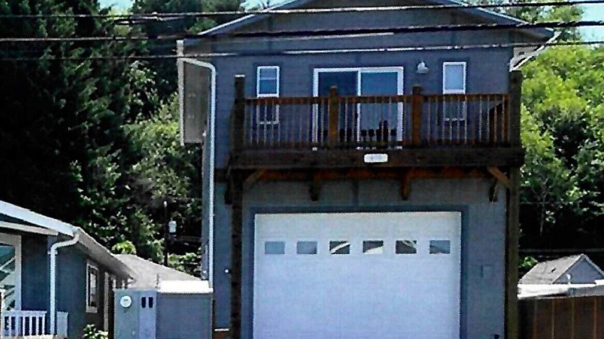 Winchester Bay House | 800 sq ft New Home within 2 blocks of town, sand dunes, Umpqua River, and marina