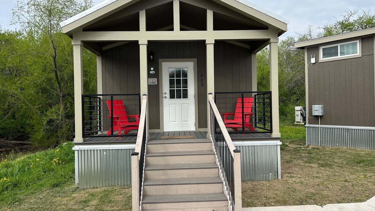 Honey Grove Cabin | 803 Charming cabin with WiFi and AC in serene Honey Grove