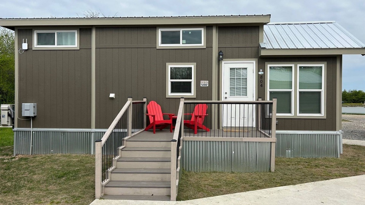 Honey Grove Cabin | 804 Cozy Loft cabin with WiFi, AC in charming Honey Grove