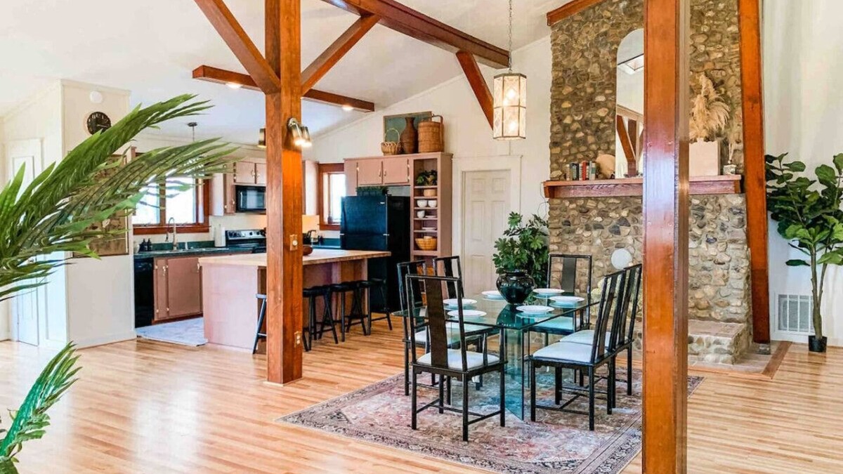 Fairfield House | 80s glam house w/hot tub, mtn views near W&L, VMI